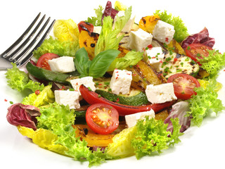 Salat mit Gemüse und Feta Käse