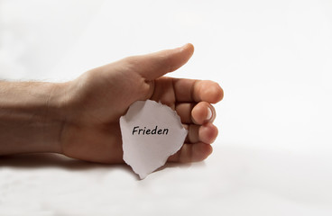 hand mit Zettel Frieden