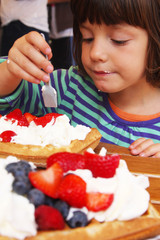 Dziewczynka je gofra © studioJowita