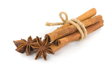 Sternanis und Zimtstangen