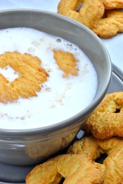 Una grande tazza di latte immagini e fotografie stock ad alta risoluzione -  Alamy