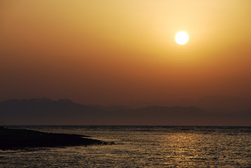 sonnenaufgang am meer rechts