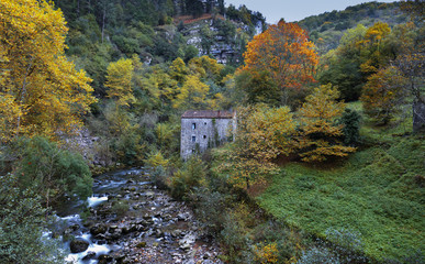 Naklejka premium Viejo molino en el rio Miera (Cantabria)