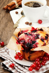 Red currant cup cake and coffee