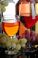 Calici di vino rosso ,vino rosè e uva
