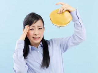 財布を持つ女性