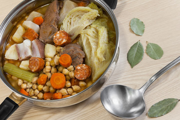 Cocido de garbanzos, carnes y hortalizas, potaje