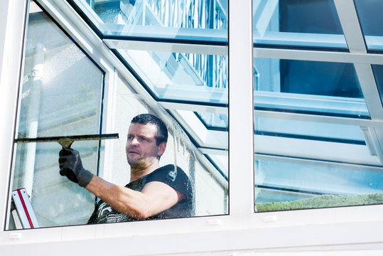 fensterputzer reinigt einen wintergarten