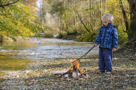 Junge am Lagerfeuer