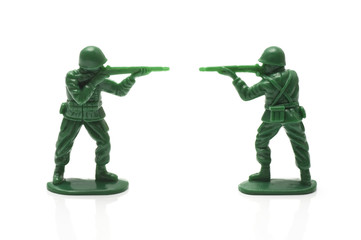 銃を構える兵隊の玩具