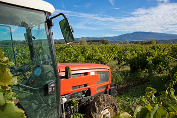 Obraz premium Tracteur dans un champ de vigne