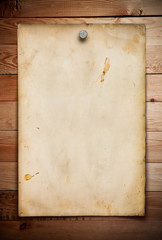 Fototapeta na wymiar Stare papieru na tle drewna