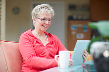 Erwachsene Frau mit Tablet PC