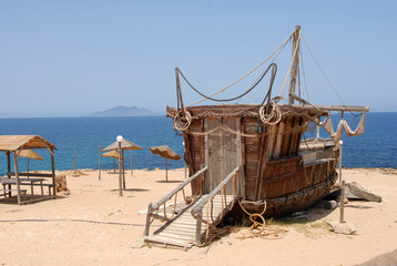 El Haouaria restaurant pirate au bord de l'eau