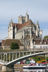 cath&eacute;drale d'Auxerre vue d'une berge de l'Yonne (Bourgogne)