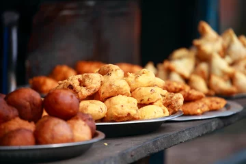 Rolgordijnen Traditional India food on the street. © Curioso.Photography