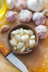 Fototapeta na wymiar Fresh Garlick w brązowe bowl