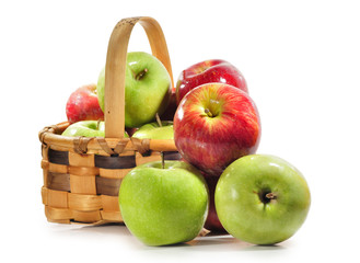 Cesto con manzanas verdes y rojas.