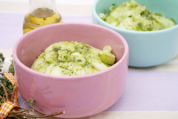 frischer Gurkensalat