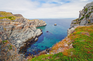 Fototapeta na wymiar Dramatyczne Skały na wybrzeżu Nowej Fundlandii