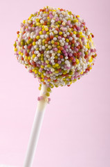 weiße Schokolade pop cake mit bunten Zuckerperlen