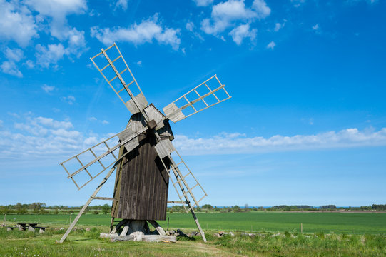Windschiefe Windmühle bei Lerkaka, Insel Öland, Schweden