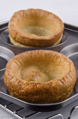 hausgemachter Yorkshire Pudding auf einem Backblech