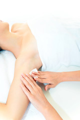 エステでボディーケアを受ける女性