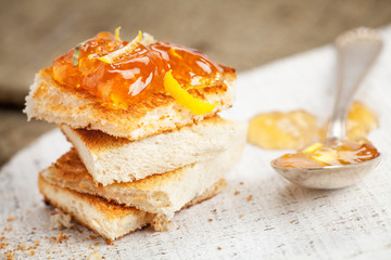 Quittengelee auf Toast