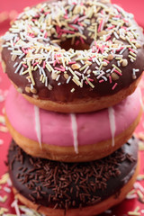 donuts misti su sfondo rosso