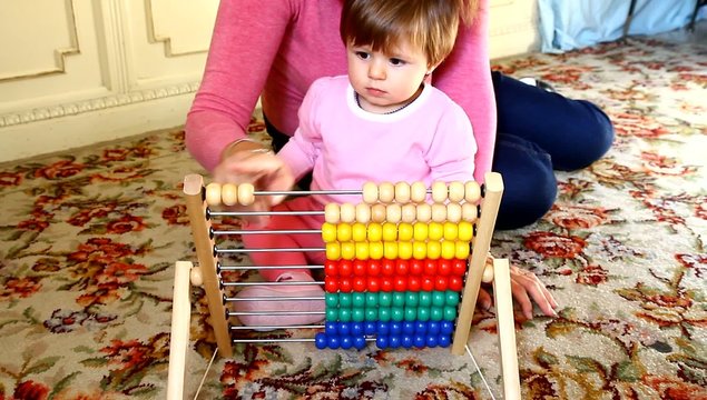 mamma e bambina che giocano con l'abaco