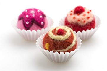 Zusammenstellung bunter Filzpralinen