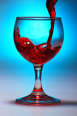 Rotwein auf  blauer hintergrund