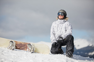 Fototapeta na wymiar male snowboarder against sun and blue sky