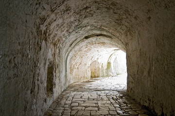 Fototapeta premium Tunelowy przejście przy Corfu Starym fortecą w Grecja