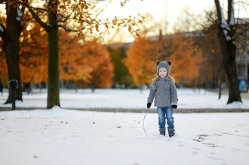 Fototapeta na wymiar Little girl having fun at winter city