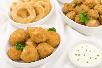 Breaded mushrooms, popcorn chicken & onion rings with dip