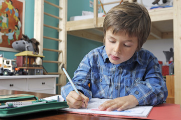 Kind konzentriert bei den Hausaufgaben