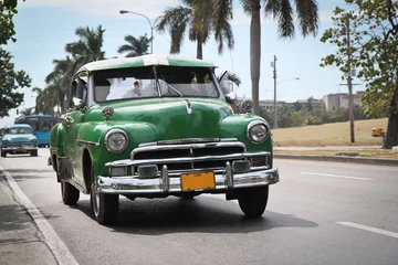 Papier Peint photo Voitures anciennes cubaines Plymouth vert classique dans la nouvelle Havane