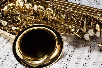 Saxophon mit Notenblätter