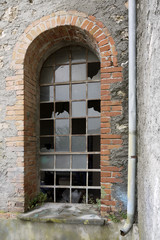 Fototapeta na wymiar vecchia finestra