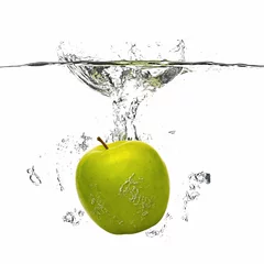 Crédence de cuisine en verre imprimé Éclaboussures deau pomme tombant dans l& 39 eau avec splash on white