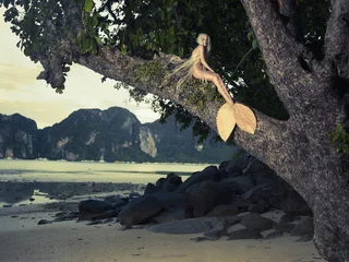 Papier Peint photo autocollant Sirène Belle sirène assise sur un arbre puissant