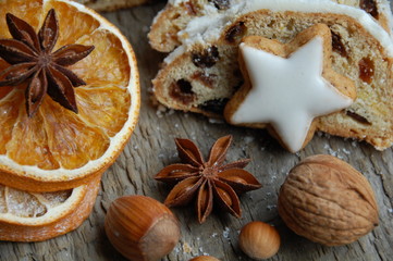 Fototapeta premium Weihnachtsteller mit Christstollen und Nüssen