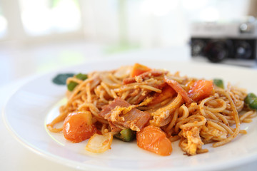 Spaghetti with ham and tomato sauce