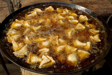 Samosa in Öl gebraten