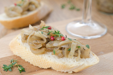 confit of caramelized shallots on a piece of baguette closeup se