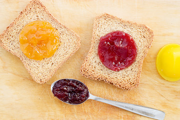 fette biscottate con marmellata