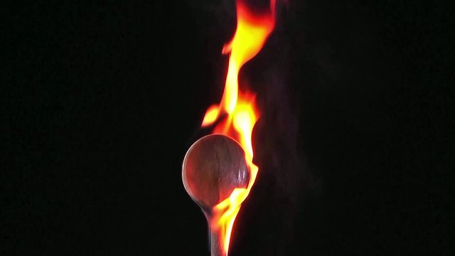 brennender holz kochl&ouml;ffel