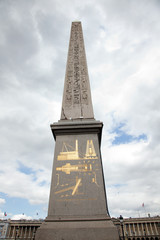 Fototapeta na wymiar Egipski Obelisk Luksoru na Place de la Concorde w Paryżu